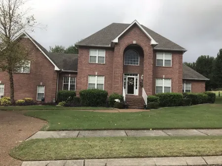 Upstairs Private Room Full Bath 15 Mins From Down Town Nashville. No extra fees