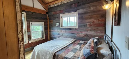 Charming mountain barndominium  on 44 acres! Views, beautiful barndominium!