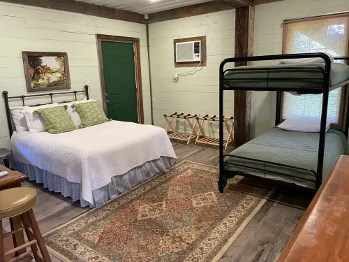 Shipping container farmhouse❤️1 pet free, 2nd considered for fee, 7min d’town Mem