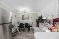 Magnolia Small Apartment w/ King-size Amenities- High Quality Beds & Pillows!