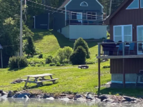 Beautiful lakefront camp with sunset view over big moose mountain 格林維爾酒店