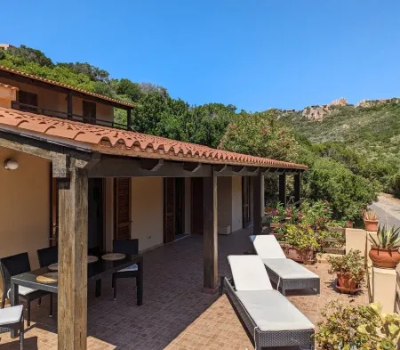 Ferienhaus in Ruhiger Lage mit Riesiger Terrasse mit 2 Schlaf- und 2 Badezimmern Отели в г. Costa Paradiso