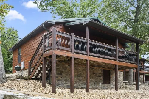 Cozy Lake Front/View 2BR2BA Private Cabin23, Resort Pool/Hot Tub/Firepit & more!