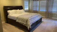 Luxury 4 Bedroom Home with Fireplace & Jacuzzi Hotels near Chabad of Humboldt
