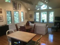 Garden 1BR Cottage off Devine St in Historic Columbia home