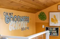 The Glass Garden - 60s/70s Retro-Themed Apartment
