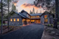 New! Sunriver Luxury Lodge, SHARC, Hot Tub, King Suites, EV, Ft Rock Park