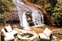 Hidden Gem Falls, The Rainforest Waterfall Retreat with creekside fire pit!!🔥
