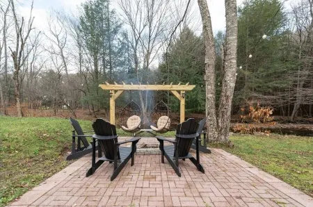 EV Modern Cozy Waterfront Cottage with Fireplace