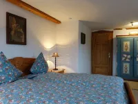 Lovingly modernized, exclusive apartment in a historic farmhouse Hotels in Görisried
