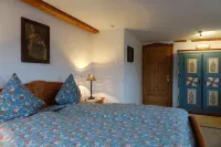 Lovingly modernized, exclusive apartment in a historic farmhouse Hotels in Görisried