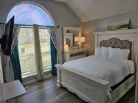 Beautiful Warm Beach House Retreat, King bed, fireplace and Pool Các khách sạn gần Louisiana Tech University
