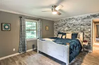 Cedar Creek Lake House - Two Docks, Boat Slips, Swimming, Fishing, Games & More Hotels in Star Harbor