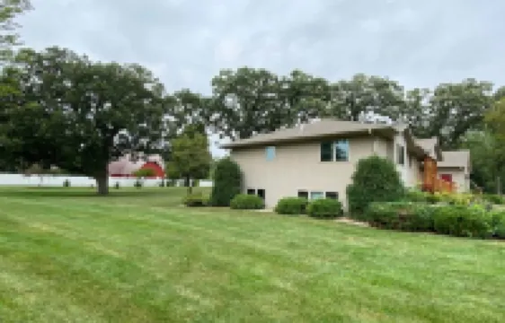 Sleeps 15 Beautiful Home on 1.2 Acre lot Minutes from Lakes, boat dock & beach