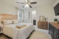 Cozy Home w/ Private Deck + Smart TVs, DT Marietta & ATL
