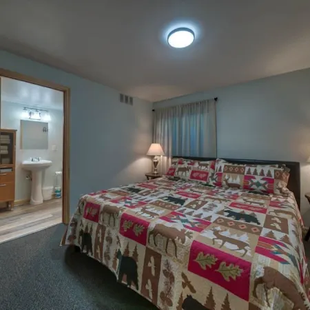 Steps from Downtown Cody - Spacious home that sleeps 10!
