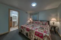 Steps from Downtown Cody - Spacious home that sleeps 10!