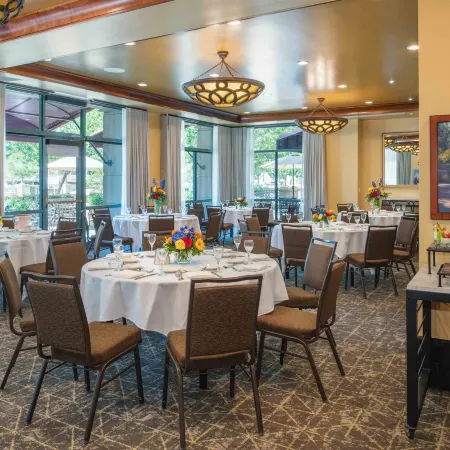 Embassy Suites by Hilton Sacramento Riverfront Promenade Отели рядом с достопримечательностью «Капитол Парк»