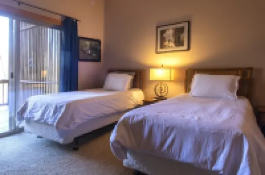 Large Mountain Condo in Gated Golf Resort, Washer & Dryer, Golf Course View!