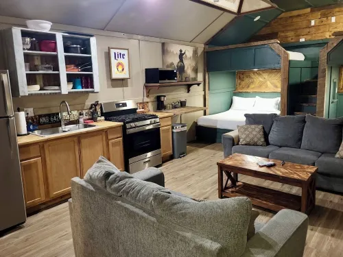 Cozy “Bunkhouse” cabin in charming Leakey with WiFi, AC. Near Frio and Garner! Hotels in Real County