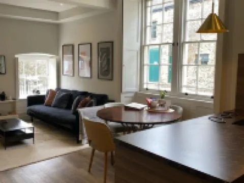 Beautiful, stylish ground floor Georgian apartment 클리데로 호텔