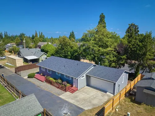 Modern LUX 4 bdrm - Near Mall, Boeing, Paine Field & Eateries!