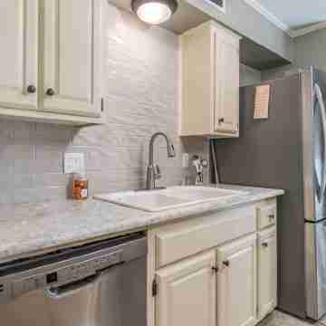 Charming Townhome - Suite 1 - Travel Nurse Ready Rooms