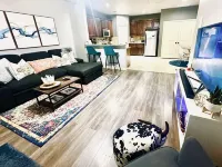 Peaceful Creekside Cottage - quiet, clean and lots of amenities!