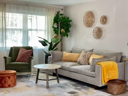 Charming Pool Home - Mins Drive to Beach