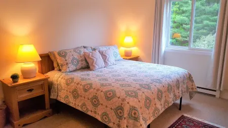 Ski-on/Off, Slope Views, Mountainside Top Floor, Vaulted Ceilings, Gas Fireplace Отели рядом с достопримечательностью «Шугарбуш Резорт»