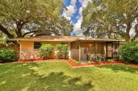 Sandcastle Cottage - Screened Patio - Fenced Yard - Pets OK Hotels near Catanias Winery