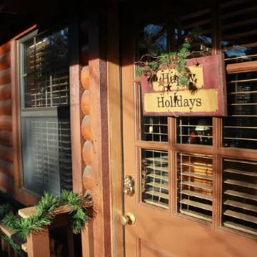 Luxury Log Cabin - Fireplace - Bath - WIFI - Cable - Porch - Pool - Resort