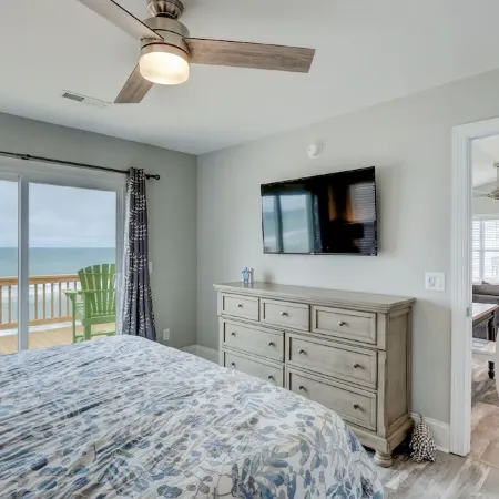 Charm Getaway - Oceanfront family home in a quiet stretch of Surf City !