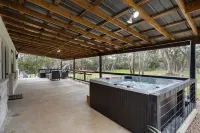 Relaxing family friendly farmhouse minutes from the shops at Wimberley square!