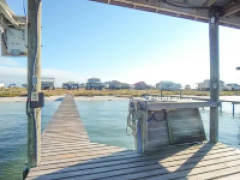 4Br/3BA with Private Beach, Pier/Boat Lift, Dog Friendly, Free Kayaks, Best WiFi