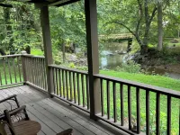 Cozy Nottely River Cabin. Close to lake, hiking trails, and Vogel State Park.