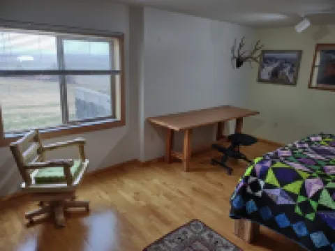 Very quiet ground floor basement apartment in the country, big outdoor space,!!! 酒店