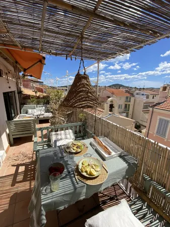 Terrasse sur le Toit - Cœur de Ville Piétonnier, 2 Pièces de Charme Unique Отели рядом с достопримечательностью «Mas de Pierredon - Camping Sanary-sur-Mer - CAMPASUN»
