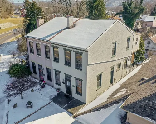 The Nature House is a perfect mix of charm and location! Hotels in Madison