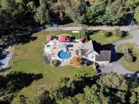 ClubDivot - A Modern Farm Style  Home with Pool and Backyard Bar Hoteles en Vineland
