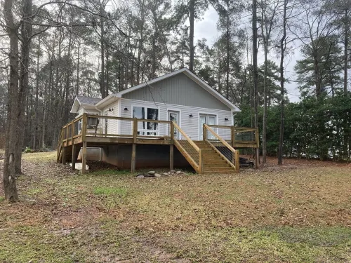 Nice cottage located on Lake Sinclair.   Lots of room with great views Hotels in Putnam County