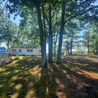 Lake Champlain Waterfront: Amazing Sunsets, Private Beach, and Firepit