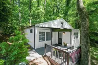 Cozy Guest House cabin style with 1 bedroom King Bed, Private Walking Trails
