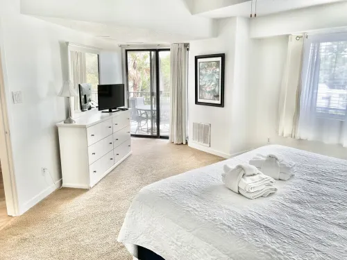 2Br 2BA New King Mattress, Walk-in Shower, Pool, Balcony, Tennis, Pickleball