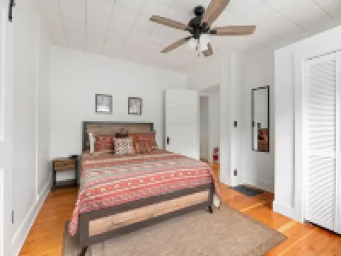 Beautiful Modern/Rustic Cottage in the heart of Lead!!! Hotels in Lead