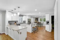 4 Bed 3 Ba Reno w/ Saltwater Pool (Heated) 2 miles to Sanford Stadium/Downtown