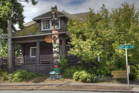 Popular Alki Beach Seattle Vacation House, Walk to Restaurants Отели рядом с достопримечательностью «Алки Пойнт Лайтхаус»