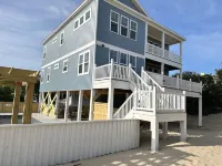 Beautiful Home! 2-Min Walk to the Beach, Saltwater Pool, Private - بيت ضيافة