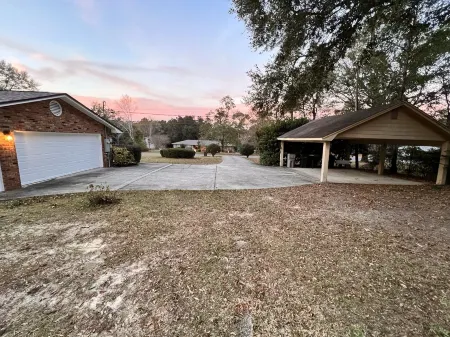 Private 3 Bed, 2 Bath Home on 1 Acre with a Fireplace Отели в г. Кантонмент