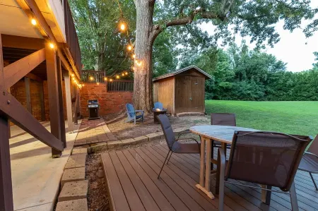 Oak Tree Oasis: private deck, grill, firepit.